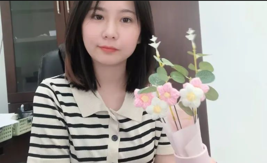 剛?cè)肼毜膰?yán)曉玲